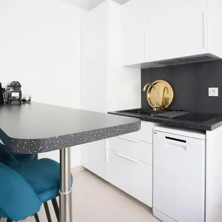 Voltaire 6 - Kp - Ideally Located In 11th District