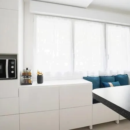 Voltaire 6 - Kp - Ideally Located In 11th District Daire *